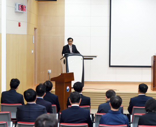 행정안전부는 2일 정부세종청사에서 '안전본부 간부공무원 재난관리역량 강화교육'을 개최했다고 밝혔다. 류희인 행안부 재난안전관리본부장이 재난관리역량의 중요성에 대해 역설하고 있다.  행안부 제공